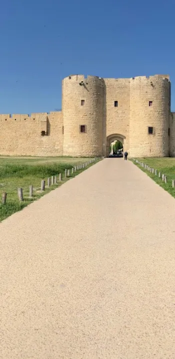 Devant les remparts d'Aigues Mortes