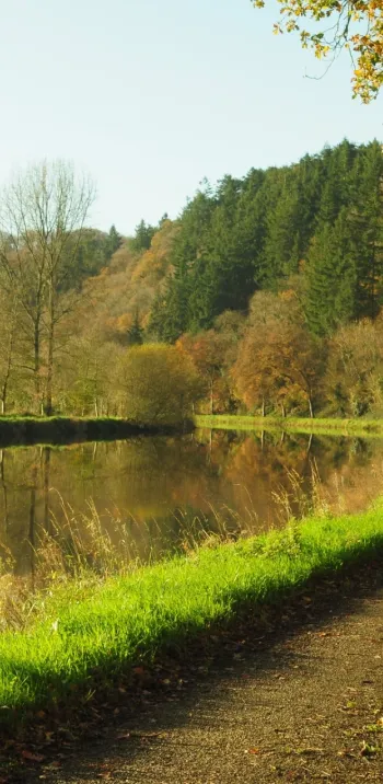 Famille à vélo sur le canal de Nantes à Brest entre Chateaulin et Chateauneuf-du-Faou