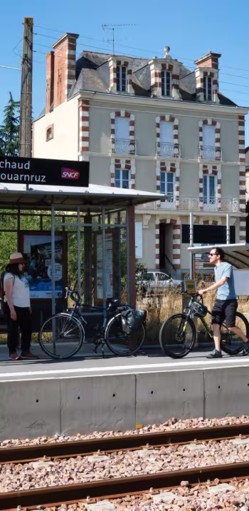 Cyclistes en gare