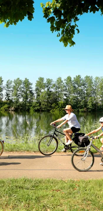 En famille à vélo sur le chemin de halage de la Saône