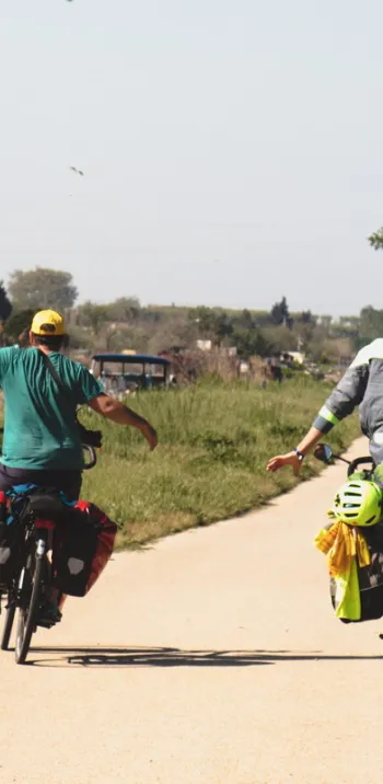 Couple cycliste à vélo sur l'EuroVelo 8 en Camargue