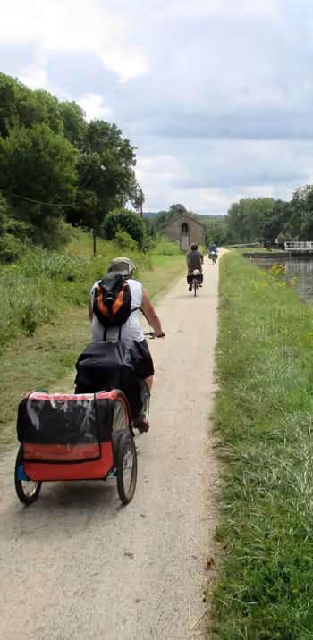 Famille avec 2 enfants sur le Canal de Bourgogne