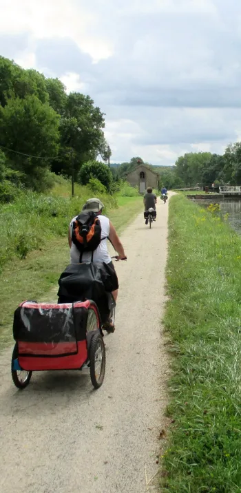 Famille avec 2 enfants sur le Canal de Bourgogne