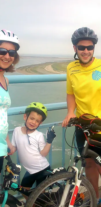Une famille à vélo avec 2 enfants sur la Vélodyssée