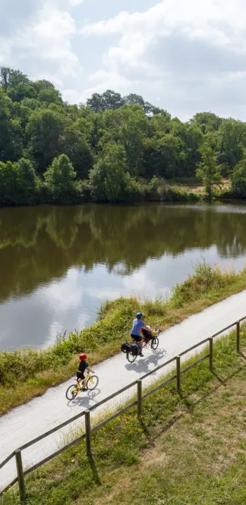 Sur la voie verte du chemin de halage en Mayenne 
