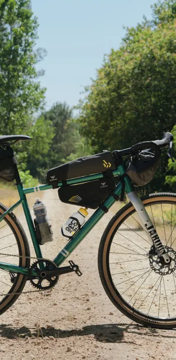 Portage des sacoches en mode bikepacking