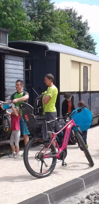 Embarquement des vélos dans le train de l'Ardèche