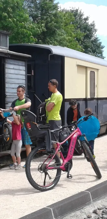 Embarquement des vélos dans le train de l'Ardèche