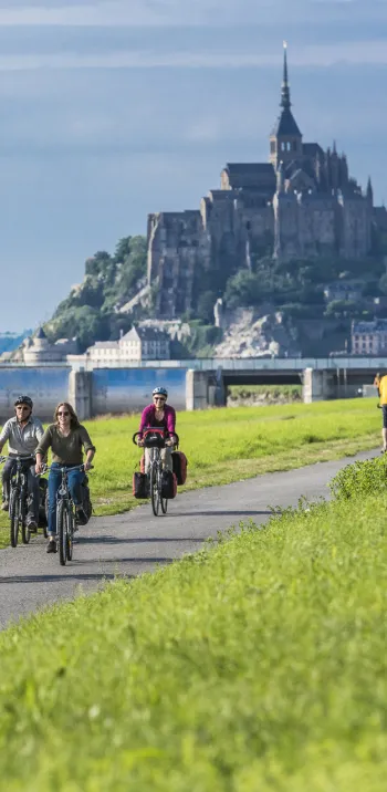 Merveilleuse arrivée au Mont-Saint-Michel à vélo