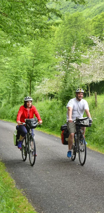 La Vélo Francette en Suisse Normande et ses pommiers en fleurs