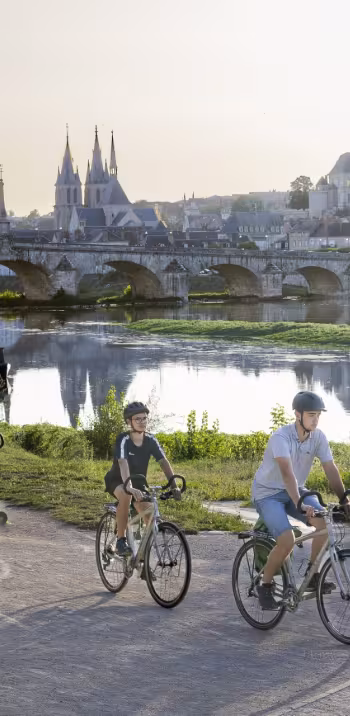 Famille à vélo à Blois