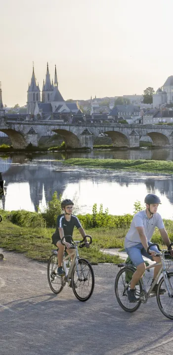 Famille à vélo à Blois