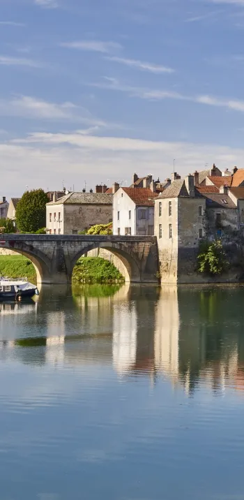 Verdun-sur-le-Doubs_la Saône et les bateaux de plaisance à la halte nautique