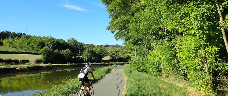Cycliste sur le canal du Centre