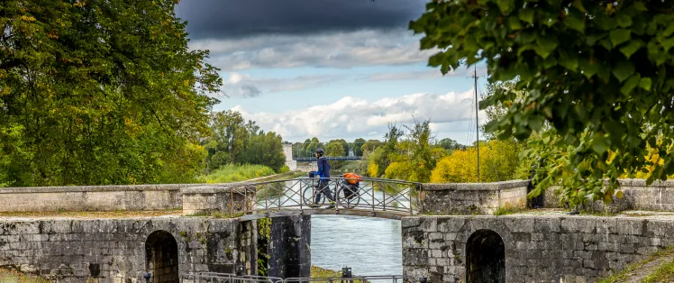 Écluse de Mantelot à vélo