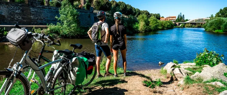 Cyclistes au bord de l'Allier à Langeac 