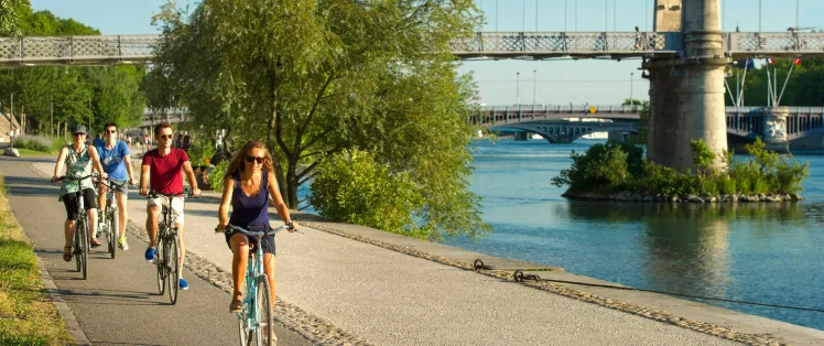 Les berges du Rhône à vélo à Lyon