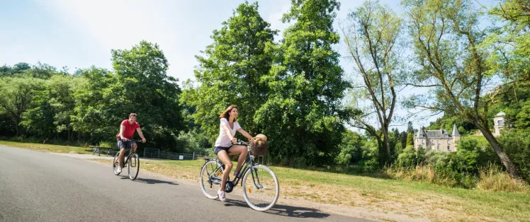Couple à vélo sur la boucle de Moselle