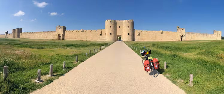 Devant les remparts d'Aigues Mortes