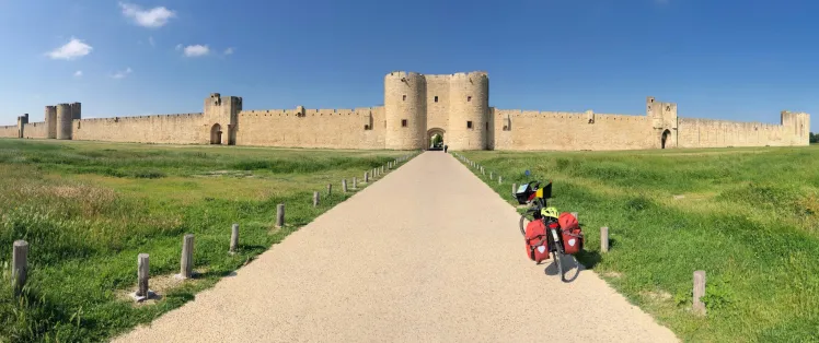 Devant les remparts d'Aigues Mortes