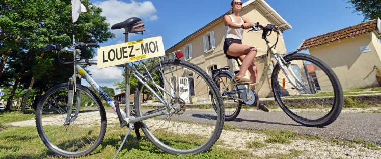 Location de vélos dans ancienne gare sur la piste cyclable Roger Lapébie