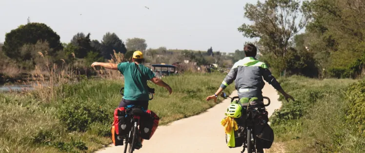 Couple cycliste à vélo sur l'EuroVelo 8 en Camargue