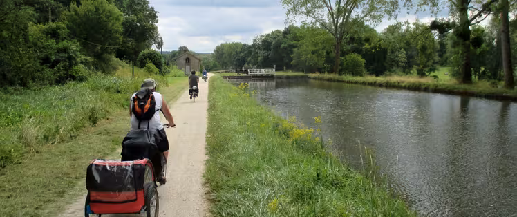 Famille avec 2 enfants sur le Canal de Bourgogne