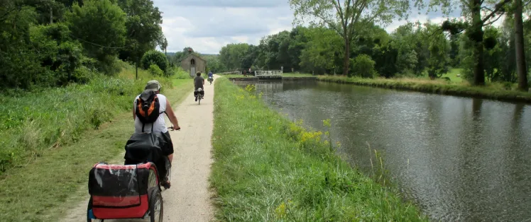 Famille avec 2 enfants sur le Canal de Bourgogne