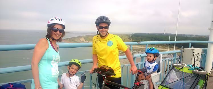 Une famille à vélo avec 2 enfants sur la Vélodyssée