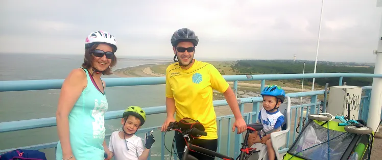 Une famille à vélo avec 2 enfants sur la Vélodyssée