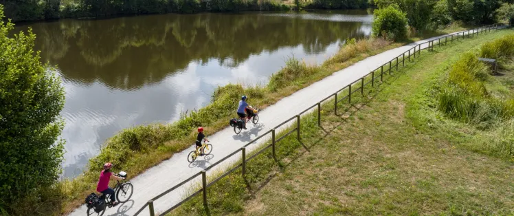 Sur la voie verte du chemin de halage en Mayenne 