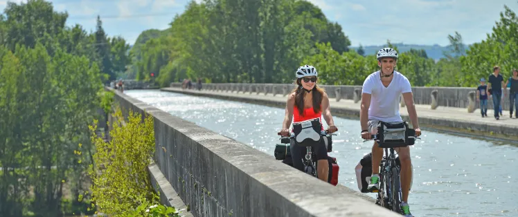 Cyclistes sur le pont Pont Canal d'Agen
