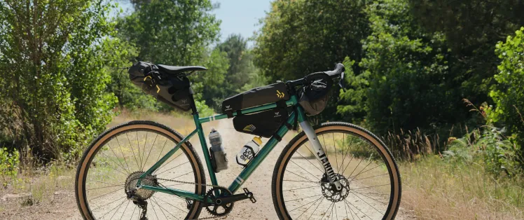 Portage des sacoches en mode bikepacking
