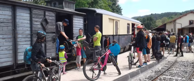 Embarquement des vélos dans le train de l'Ardèche