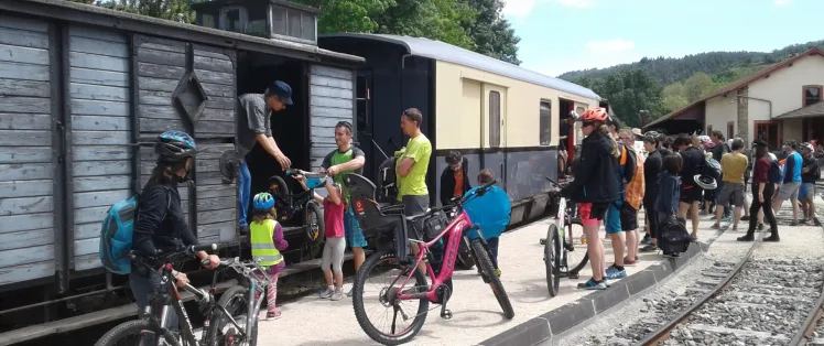 Embarquement des vélos dans le train de l'Ardèche