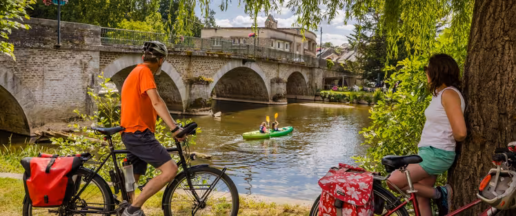 Cyclistes sur La Verdoyante à Pont d'Ouilly