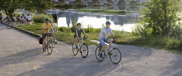 Famille à vélo à Blois