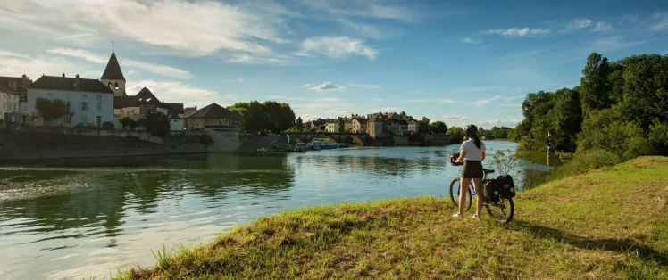 Cycliste et confluence du Doubs et de la Saône