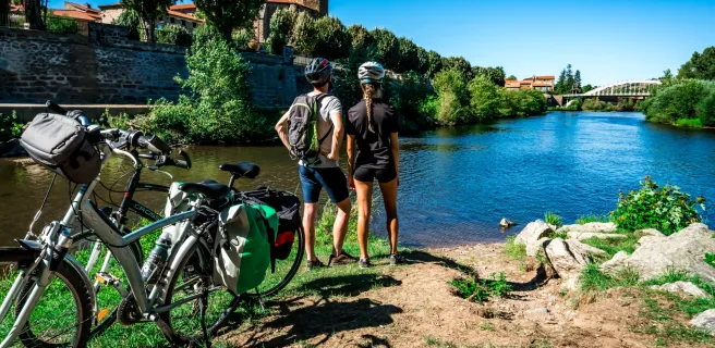 Cyclistes au bord de l'Allier à Langeac 