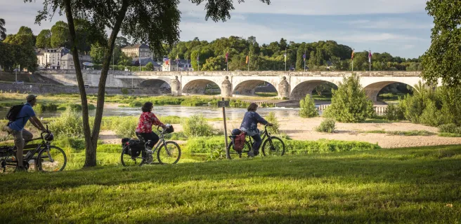 A vélo à Tours. Vue sur le pont Wilson en arrière-plan.