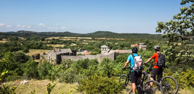 Arrivée sur la Couvertoirade à VTT
