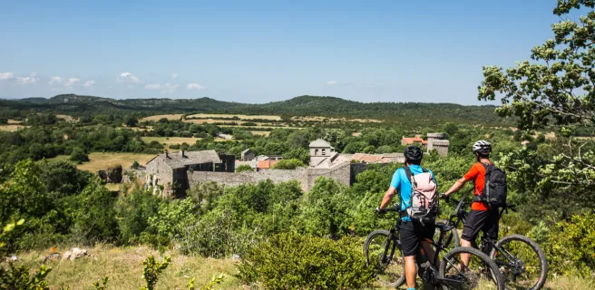 Arrivée sur la Couvertoirade à VTT