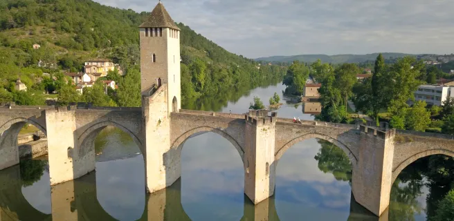 Cyclistes sur le pont Valentré à Cahors
