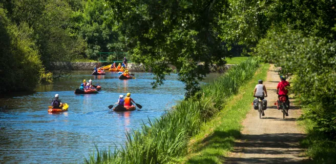 Kayaks et vélos sur le Canal de Nantes à Brest