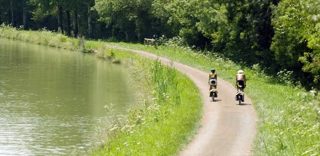 Cyclistes sur le canal du Nivernais