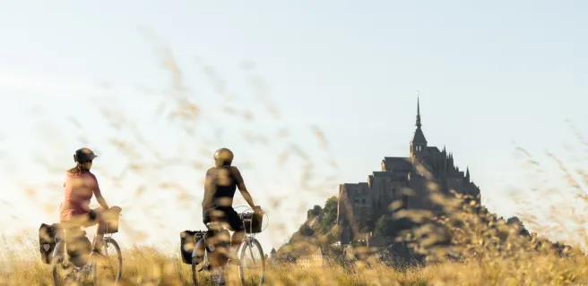 Cyclistes arrivant au Mont St-Michel