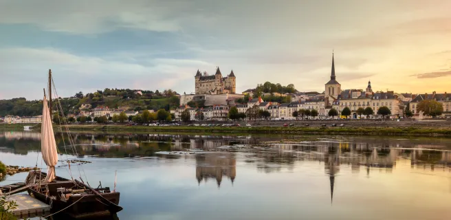 Lever de soleil sur Saumur et son château
