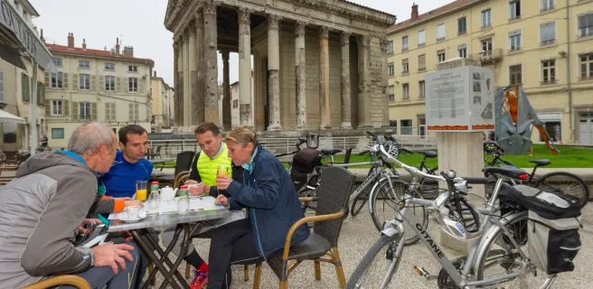 Aux abords du Rhône entre vergers et patrimoine