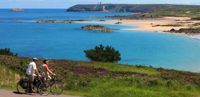 Voyageurs à vélo en direction du Cap Frehel