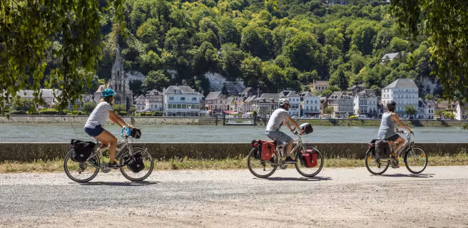 Arrivée au bac de La Bouille sur la voie verte de La Seine à Vélo entre Rouen et Sahurs
